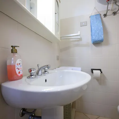Residenza Grecale Con Veranda Vicino Al Paese *