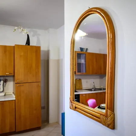 Residenza Grecale Con Veranda Vicino Al Paese *