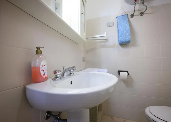Residenza Grecale Con Veranda Vicino Al Paese *