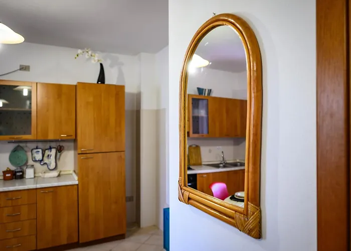 Residenza Grecale Con Veranda Vicino Al Paese *
