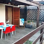 Residenza Grecale, Con Veranda, In Zona Residenziale Tranquilla, A Due Passi Dal Paese Semesterbostad *