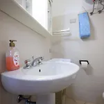 Residenza Grecale, Con Veranda, In Zona Residenziale Tranquilla, A Due Passi Dal Paese *