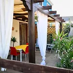 Residenza Grecale, Con Veranda, In Zona Residenziale Tranquilla, A Due Passi Dal Paese *