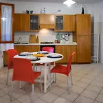 Residenza Grecale, Con Veranda, In Zona Residenziale Tranquilla, A Due Passi Dal Paese