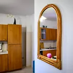 Residenza Grecale, Con Veranda, In Zona Residenziale Tranquilla, A Due Passi Dal Paese *